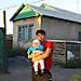 Un ouvrier et son fils, dans l'un des derniers vieux quartiers d'Astana. 