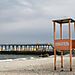 Sur la plage, une hypothétique cabane de sauveteur