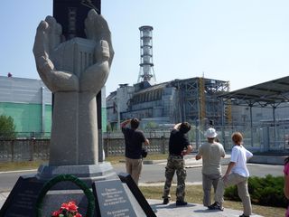 Touristes devant réacteur num 4