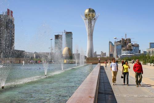 Les fontaines de la place centrale d'Astana.