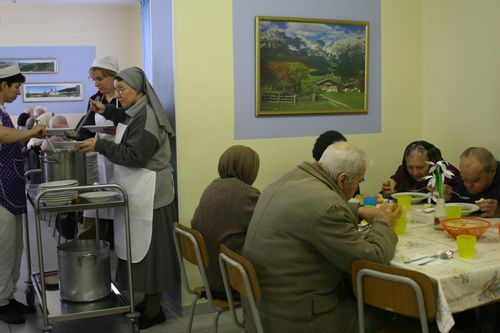 Distribution de repas dans un centre social de Chisinau