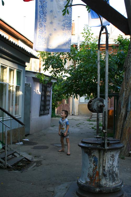 Un enfant, du linge, le puit, la vigne, et le chat... les fondamentaux des cours d'Odessa