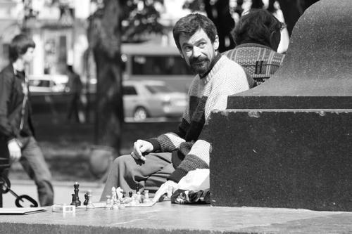 Un joueur d'échec, près de la cathédrale