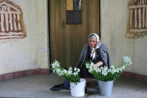 Une vieille marchande de fleurs, née en Russie, a fait une partie de sa vie à Tachnkent... 