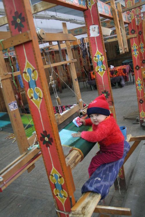 Dans l'atelier, le fils d'une tisseuse